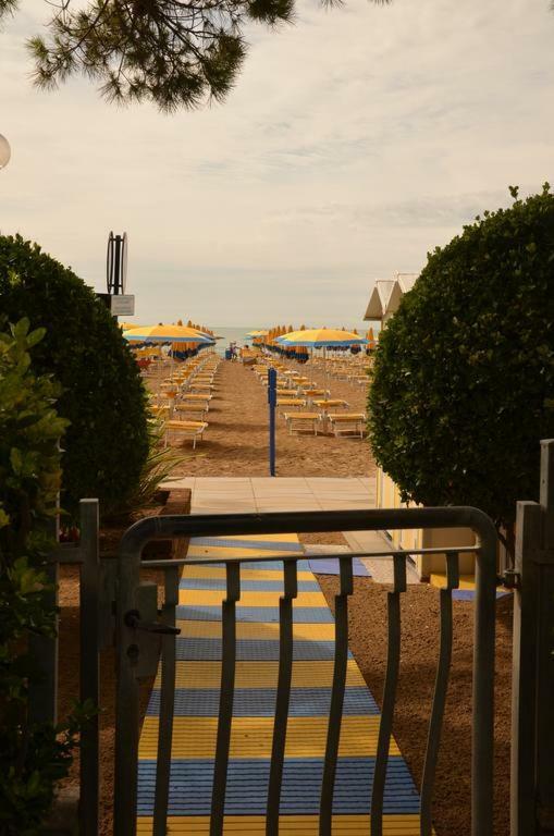 Piccolo Moderno Appartamento Sulla Spiaggia In Centro ليدو دي يسولو المظهر الخارجي الصورة